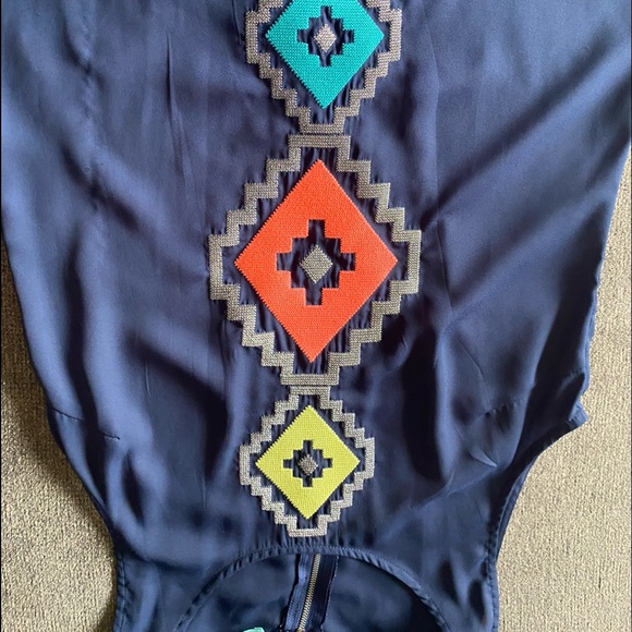 Blue shirt sleeveless with diamond colors - Picture 6 of 7